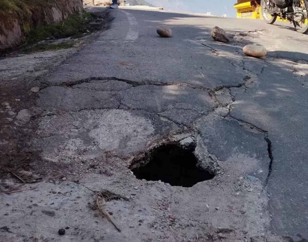 cracks on badrinath highway in