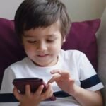 children using smartphones