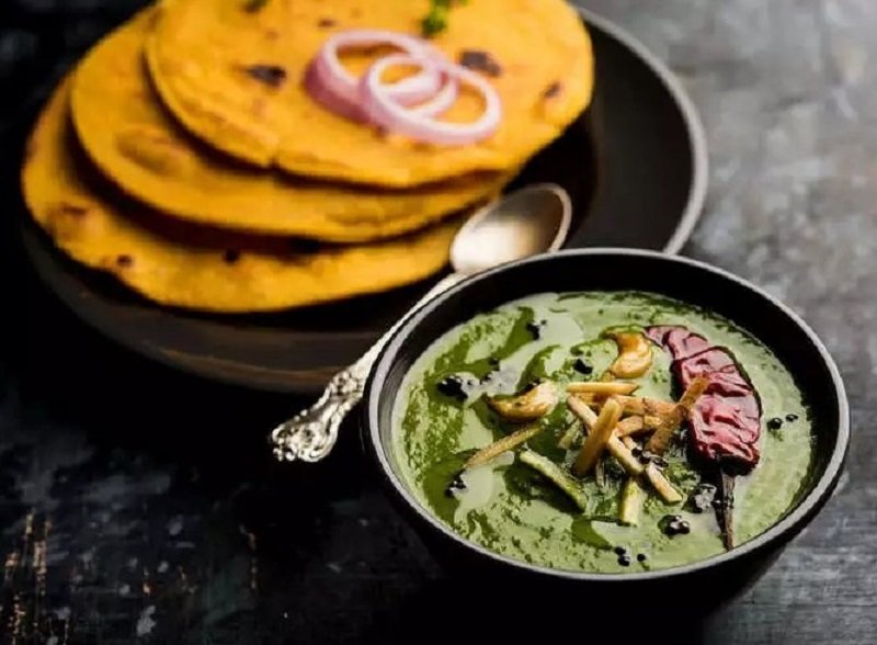 tourists lick their fingers