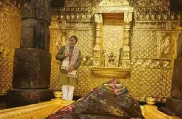 controversy over the gold coating in the sanctum sanctorum of baba kedar