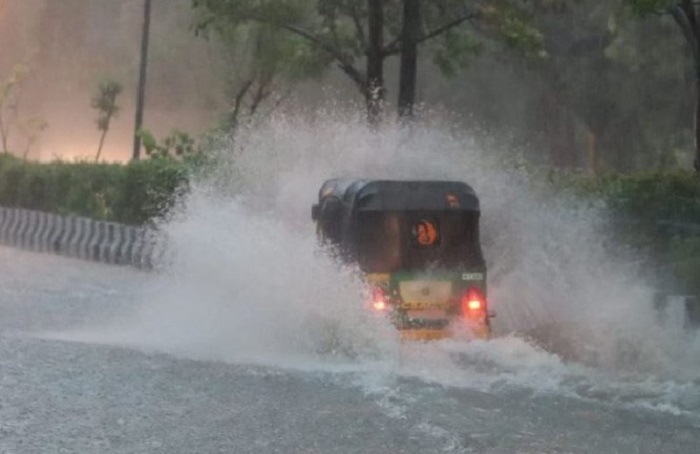 भारी बारिश ने इन जिलों में मचाया कोहराम