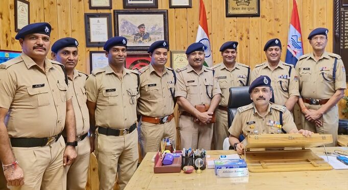 मोटर साइकिल सवार आतंकी ने किया पुलिस पर हमला