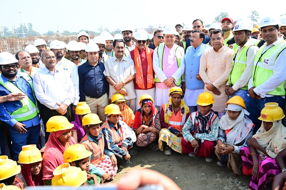 मुख्यमंत्री ने मजदूरों से समस्या पूछी