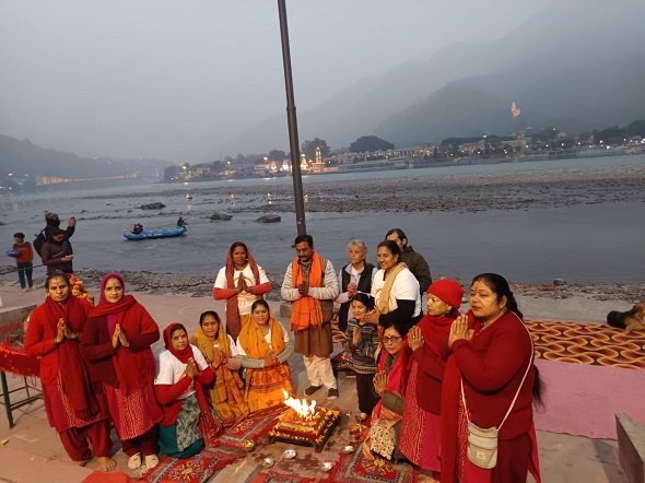 आरती मे जुटे देश विदेश के श्रद्धालू